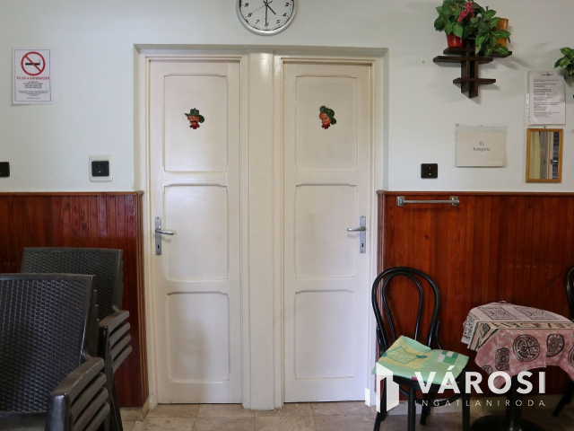 Vendéglátó vagy lakóhelyiség a Vár közelében