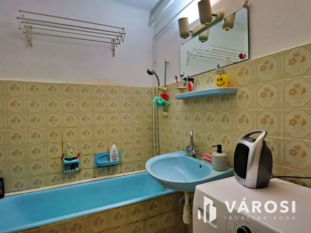 Belvároshoz közeli házrész, saját udvarral, kicsi rezsivel!