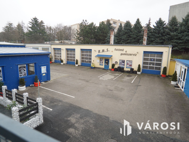 Ipari komplexum, frekventált helyen