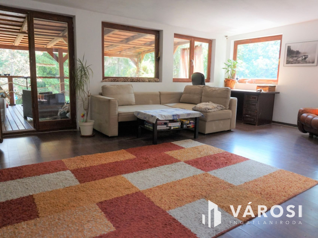 Normafa árnyékában hatalmas telekkel!