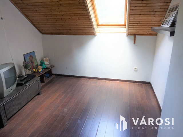 Normafa árnyékában hatalmas telekkel!