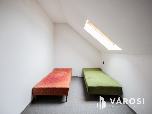 Jó lokáció, sok szoba, nagy telek