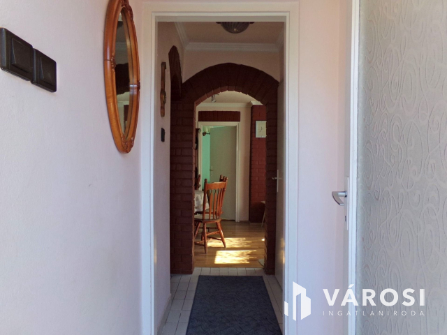 Gyulán belvárosi telek, két családi házzal eladó