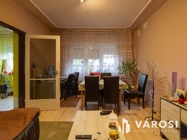 Kétszintes, kifogástalan szerkezetű téglaház