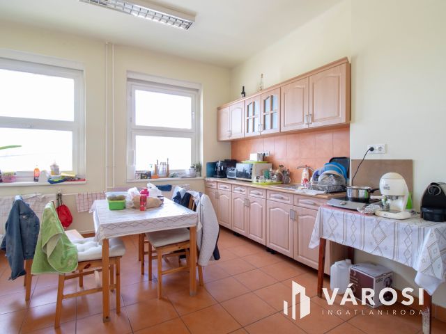 Telephely irodaházzal, 180 m2-es üzlettel és parkolókkal