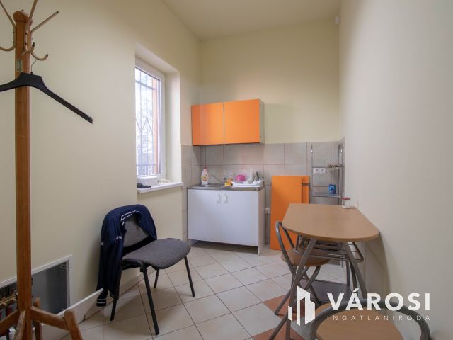 Telephely irodaházzal, 180 m2-es üzlettel és parkolókkal