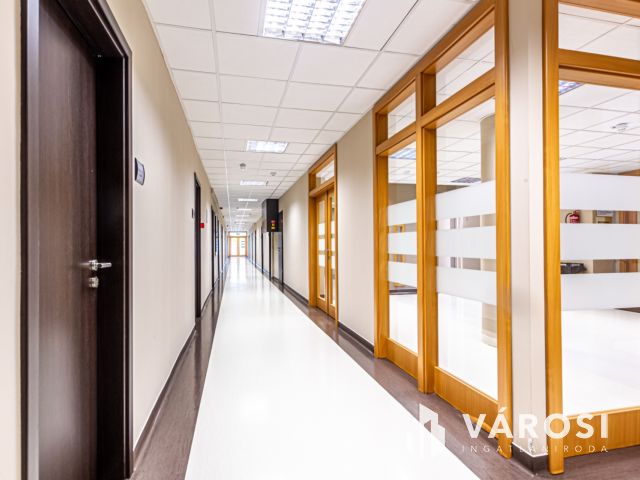 Kiadó 31 m2 alapterületű iroda modern irodaházban