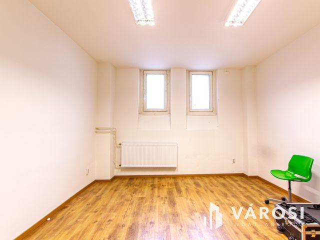 Kiadó 31 m2 alapterületű iroda modern irodaházban