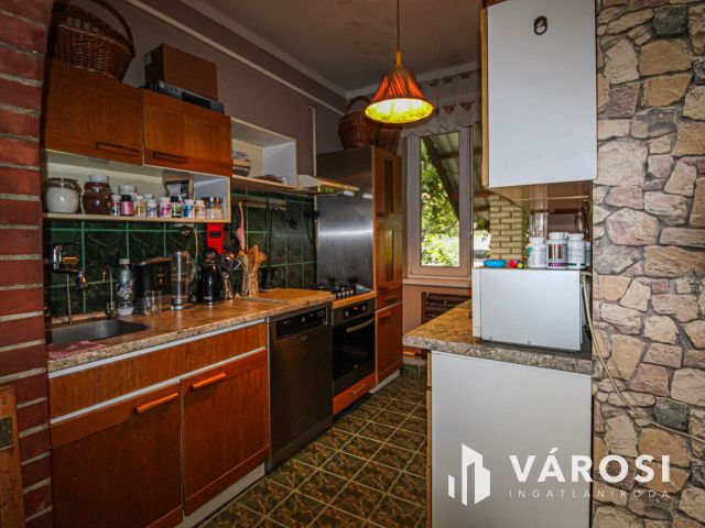 Két generációs négyszintes családi ház Jaminában