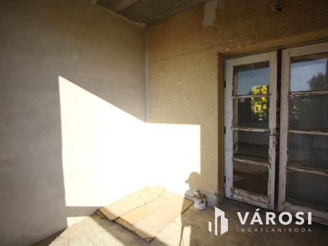 Orosházán, belvárosi kétszintes családiház