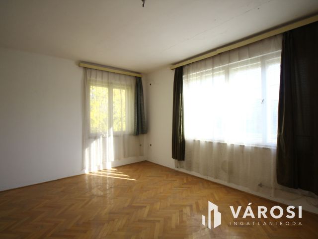 Orosházán, belvárosi kétszintes családiház