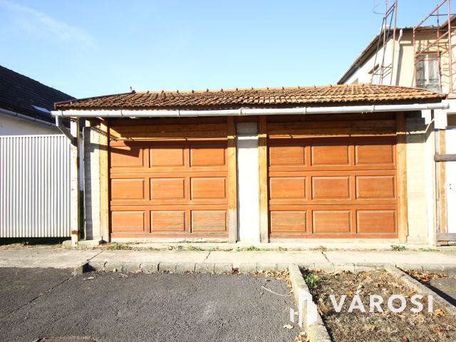 Orosházán, belvárosi kétszintes családiház