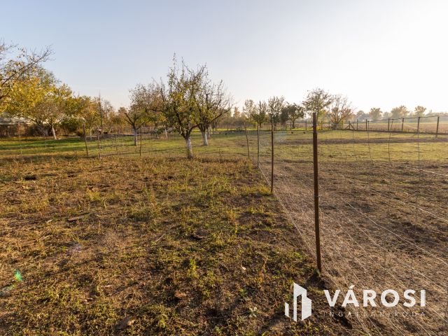 Többcélú hasznosításra alkalmas telek, jó helyen!