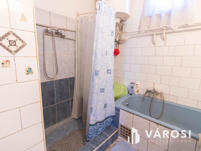 Sarkadon 2+fél szobás családi ház nagy telekkel