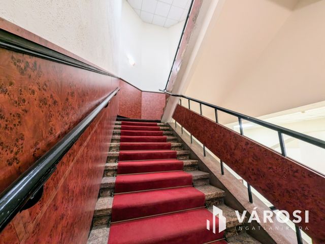 Belvárosi  2 szintes üzlethelyiség kiadó!