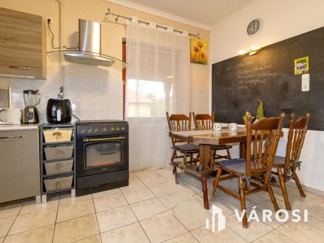 Masszív, kényelmes családi ház Gyulavári központjában