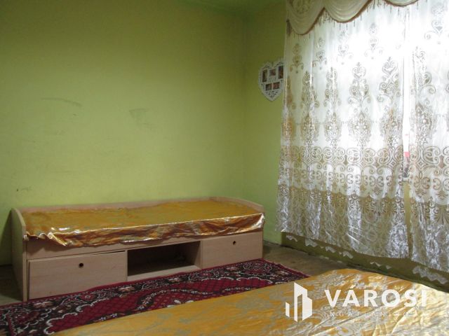 Egy ingatlan két lakrésszel csendes helyen