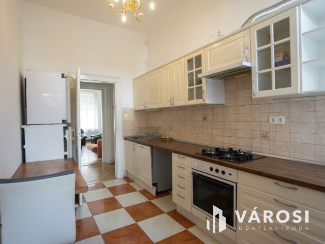 Nagypolgári villa jellegű ház, két önálló lakással