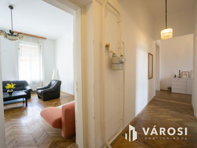 Nagypolgári villa jellegű ház, két önálló lakással