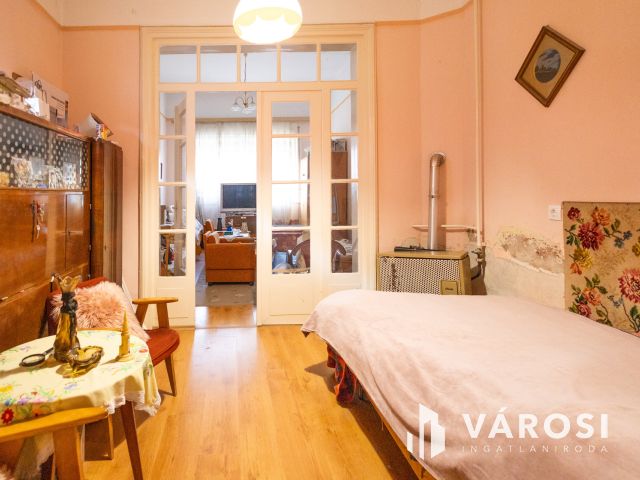 Napfényes, földszinti lakás Gyula központjában