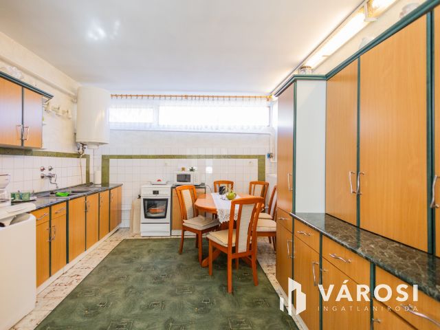 Több lehetőség egy ingatlanban a Várfürdő közelében