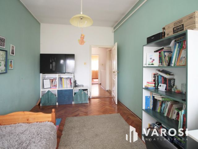 Közkedvelt utcában ikerház eladó!