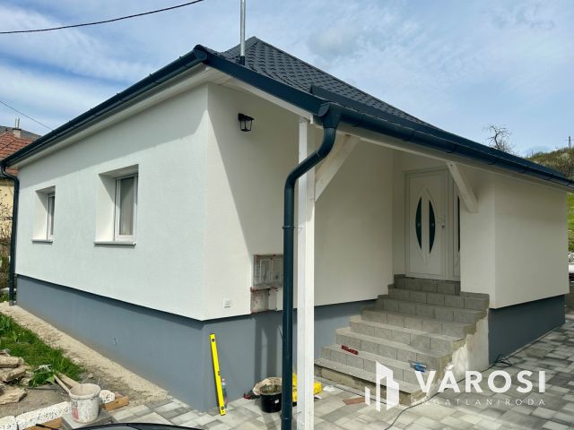 Kulcsrakész, frissen felújított családi ház eladó!