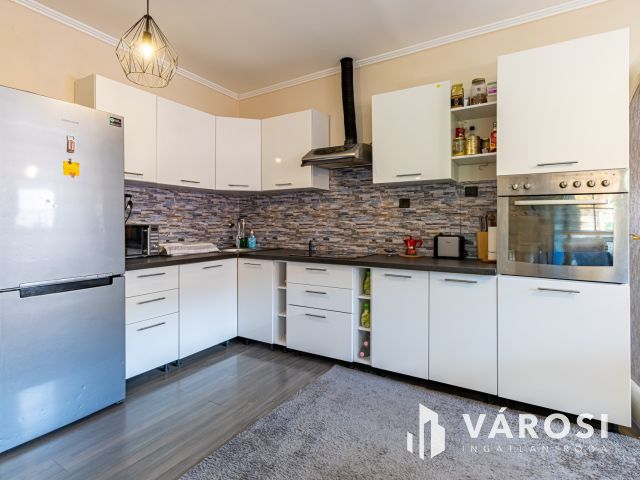 Pilisszentkereszten, három lakásos, családi ház eladó