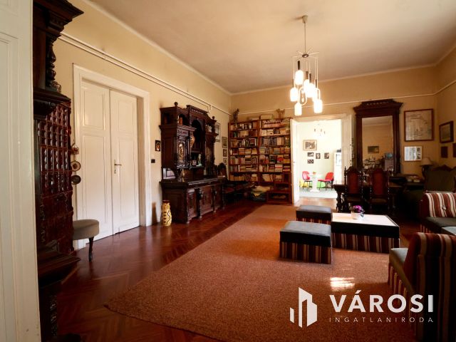 Patinás polgári ház a Kálvin tér közelében