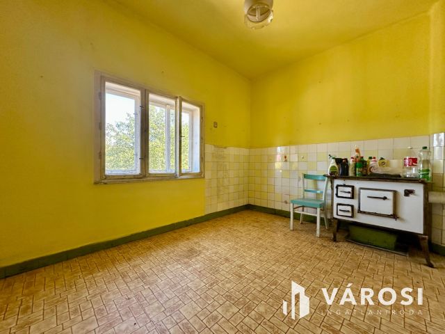 Belváros közelében felújítandó ikerház eladó!