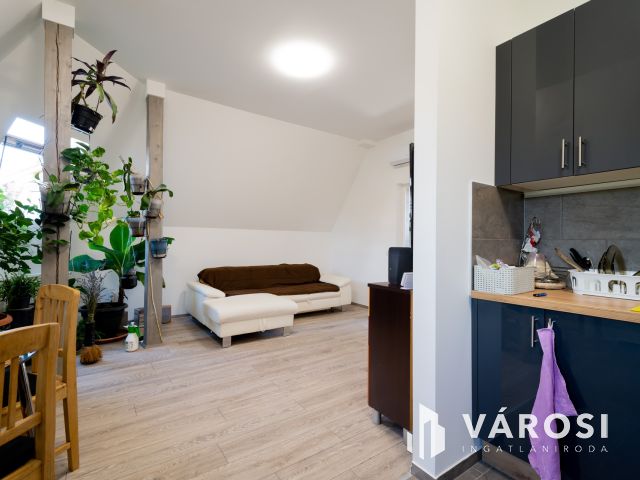 Eladó társasház Gödön: 4 üzlet + 3 lakás