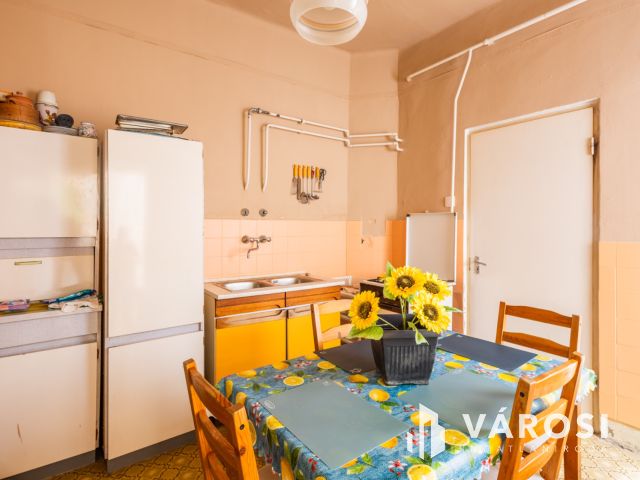 Napfényes, földszinti lakás Gyula központjában