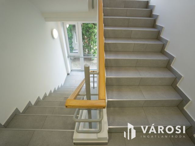 Felújított irodaházban, modern iroda kiadó