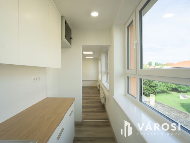 Felújított irodaházban, modern iroda kiadó