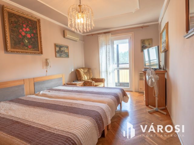 Alsóváros, első emelet, két szoba