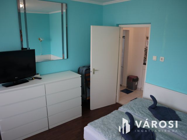 Panorámás felújított lakás az Aranyparton