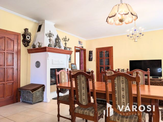 Nappali, 4 szoba, 2 fürdő,nyári lak, medence!