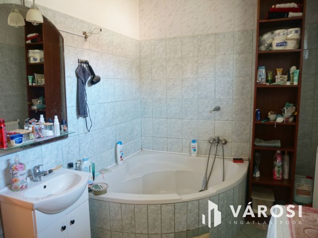 Kiváló házikó, idilli környezetben!