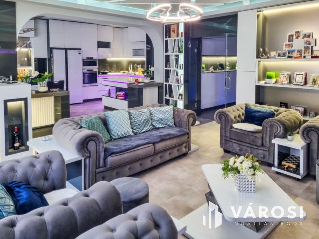 Modern stílusú ikerház, egyedi bútorokkal a belvárosban