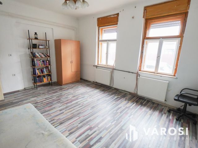 Vecsés központi részén 2 lakásos családi ház!