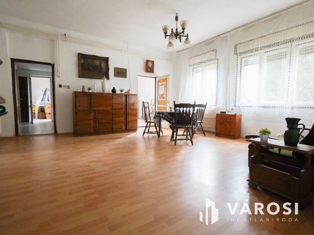 Vecsés központi részén 2 lakásos családi ház!