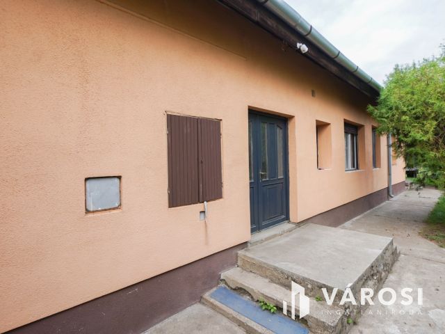 Vecsés központi részén 2 lakásos családi ház!