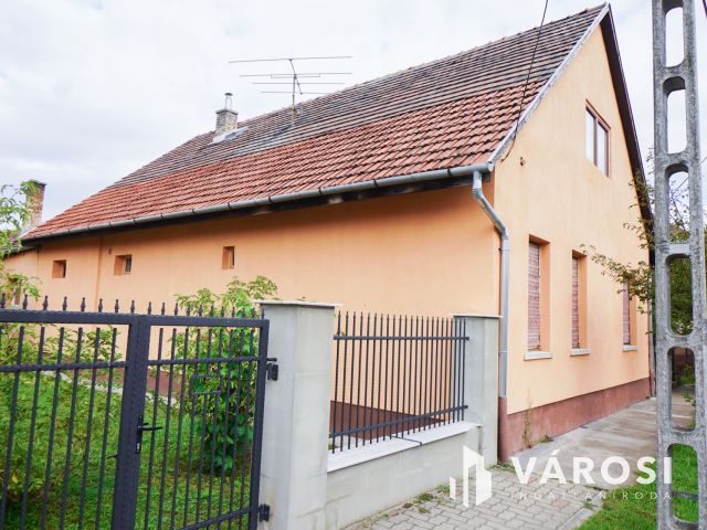 Vecsés központi részén 2 lakásos családi ház!
