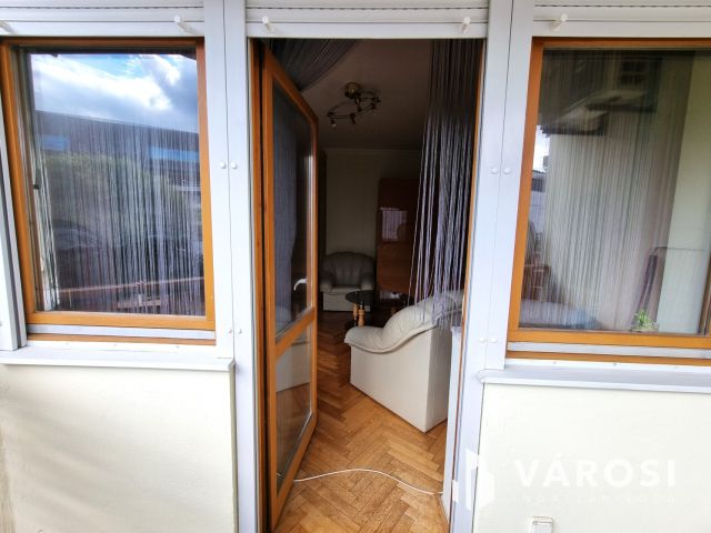 Erkélyes Liftes Nagy Nappalis 2.emeleti Belvárosi Lakás