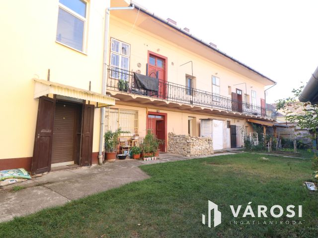 Felújítandó 95 nm-es lakkás.