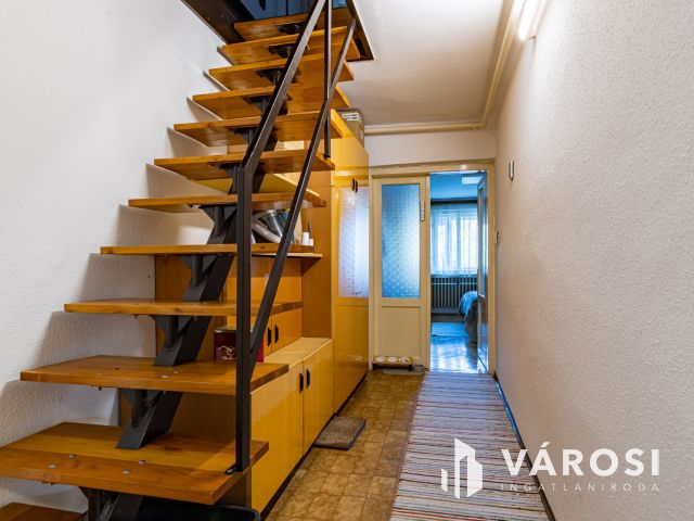 Ikerházfél, takaros kerttel Óbudán