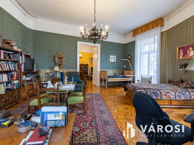 Nagy lakás a Vígszínházzal szemben a nagykörúton