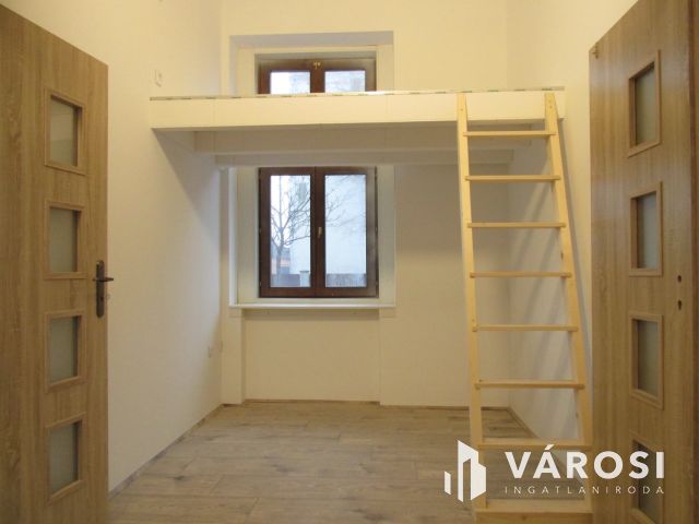 Nagypolgári ház társasházi lakásokká alakítva