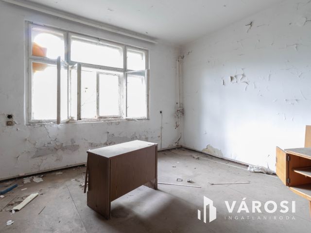 3018 m2-es raktár eladó a XXI. ker-ben, Csepel ipari részén