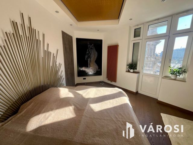 Tágas, világos Bazilikára néző luxuslakás eladó